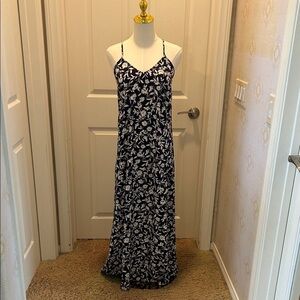 Old Navy Navy Blue and White Floral Maxi Dress in Women’s Medium NWT